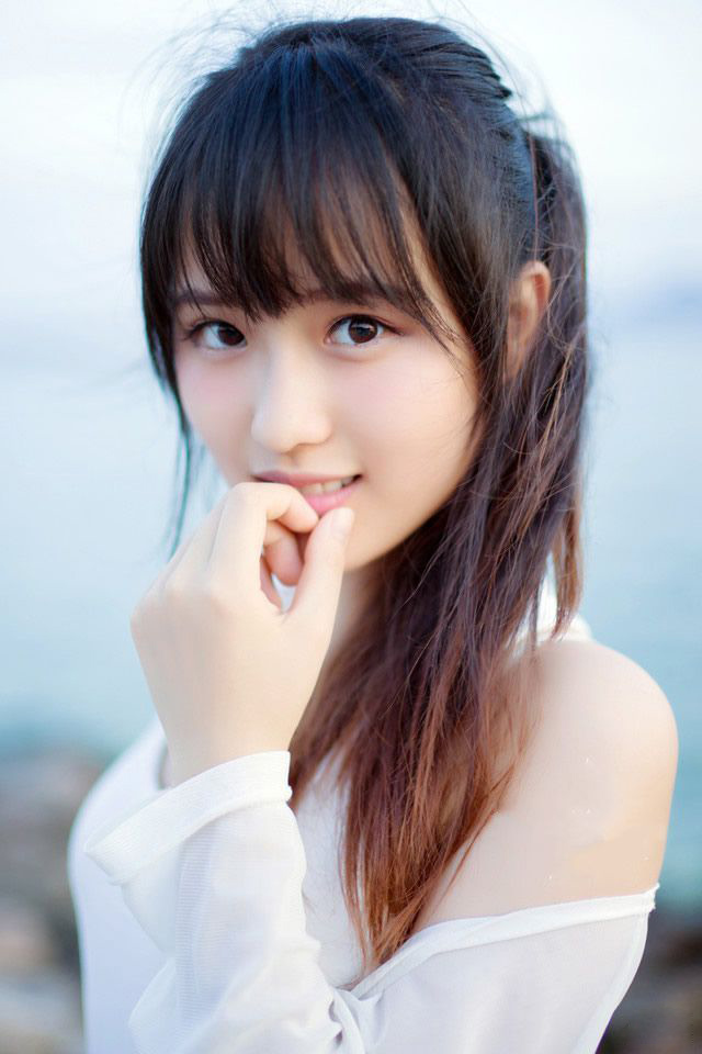 院子里响起刘璋骂骂咧咧的声音，刘璝面色铁青的跟着孟达来到一处厢房，冷冷的看着此人：“为何拦我？”